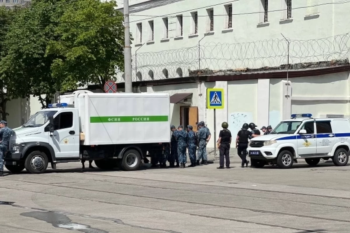 Выстрелы слышны в районе СИЗО Ростова, где захвачены сотрудники