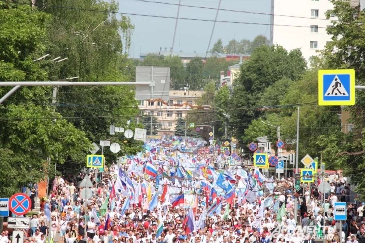 В массовом шествии в день юбилея Кирова приняли участие 15 тысяч человек |  АиФ Киров