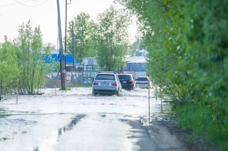 В Нижневартовске Обь затопила несколько дорог.