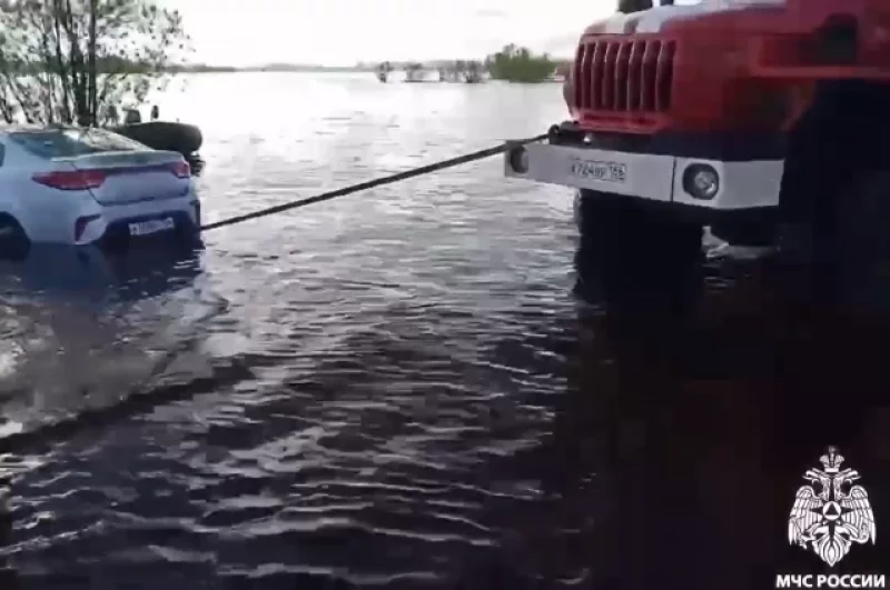 На даче у вартовчанки под воду ушел автомобиль.
