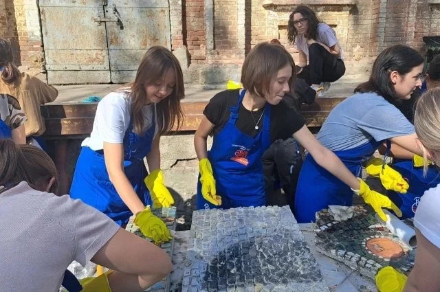 Волонтёры занимаются реставрацией мозаичного панно ресторана «Балканы».