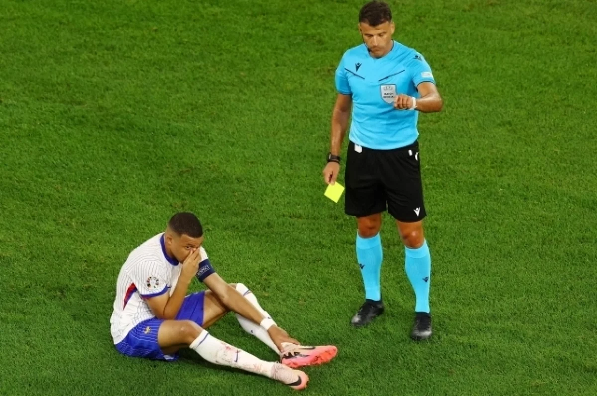 Французский нападающий Мбаппе сломал нос в матче Евро-2024 с Австрией