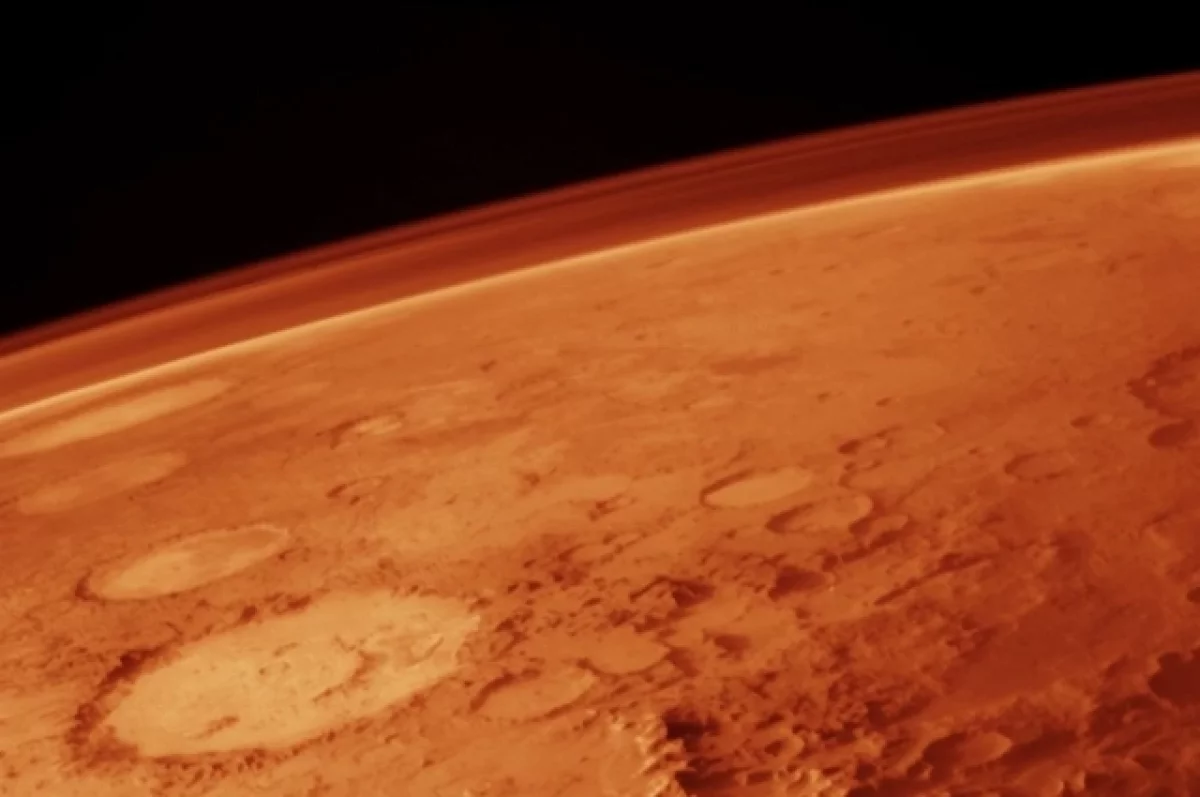 Марсоход NASA обнаружил на Марсе странный белый объект