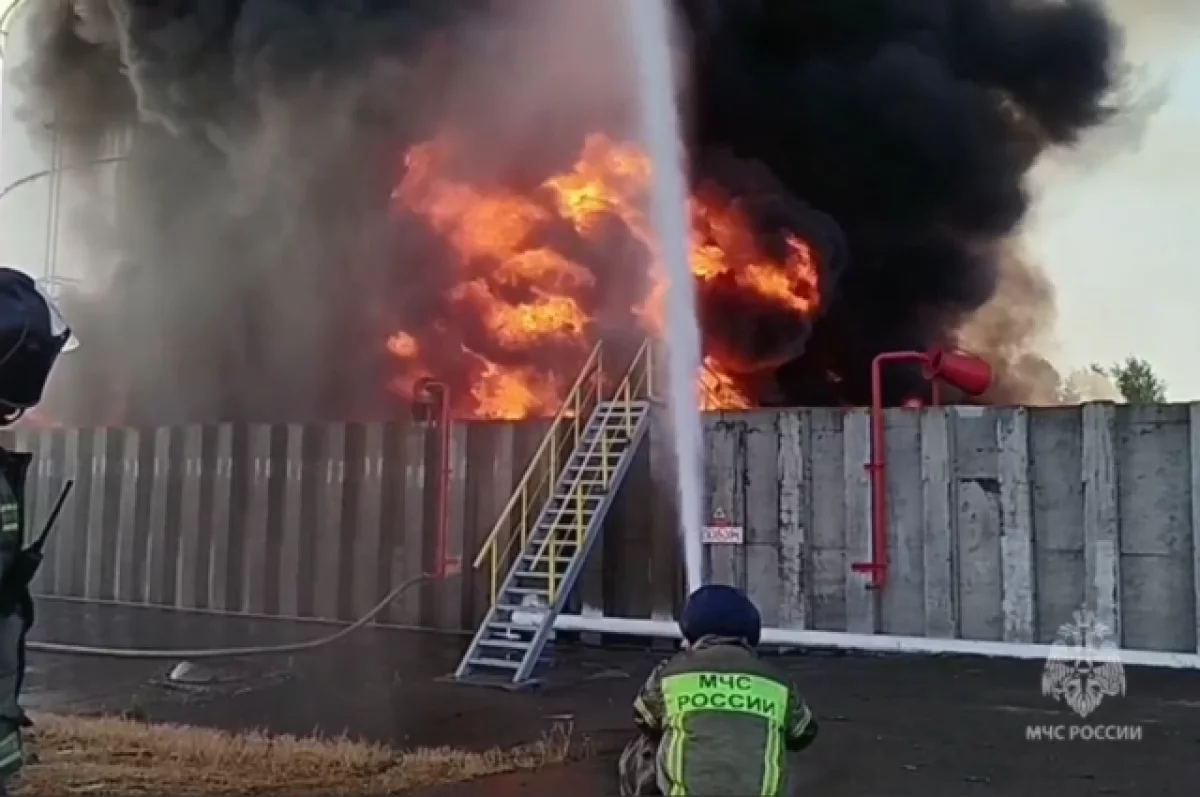В Азове из-за атаки БПЛА загорелись резервуары с нефтепродуктами