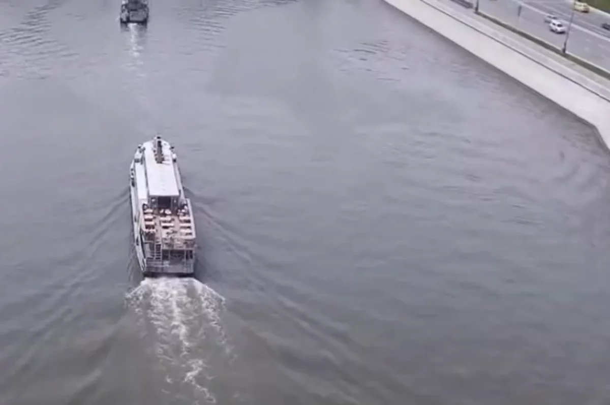 SHOT: голый мужчина прыгнул в Москву-реку в районе Крымского моста