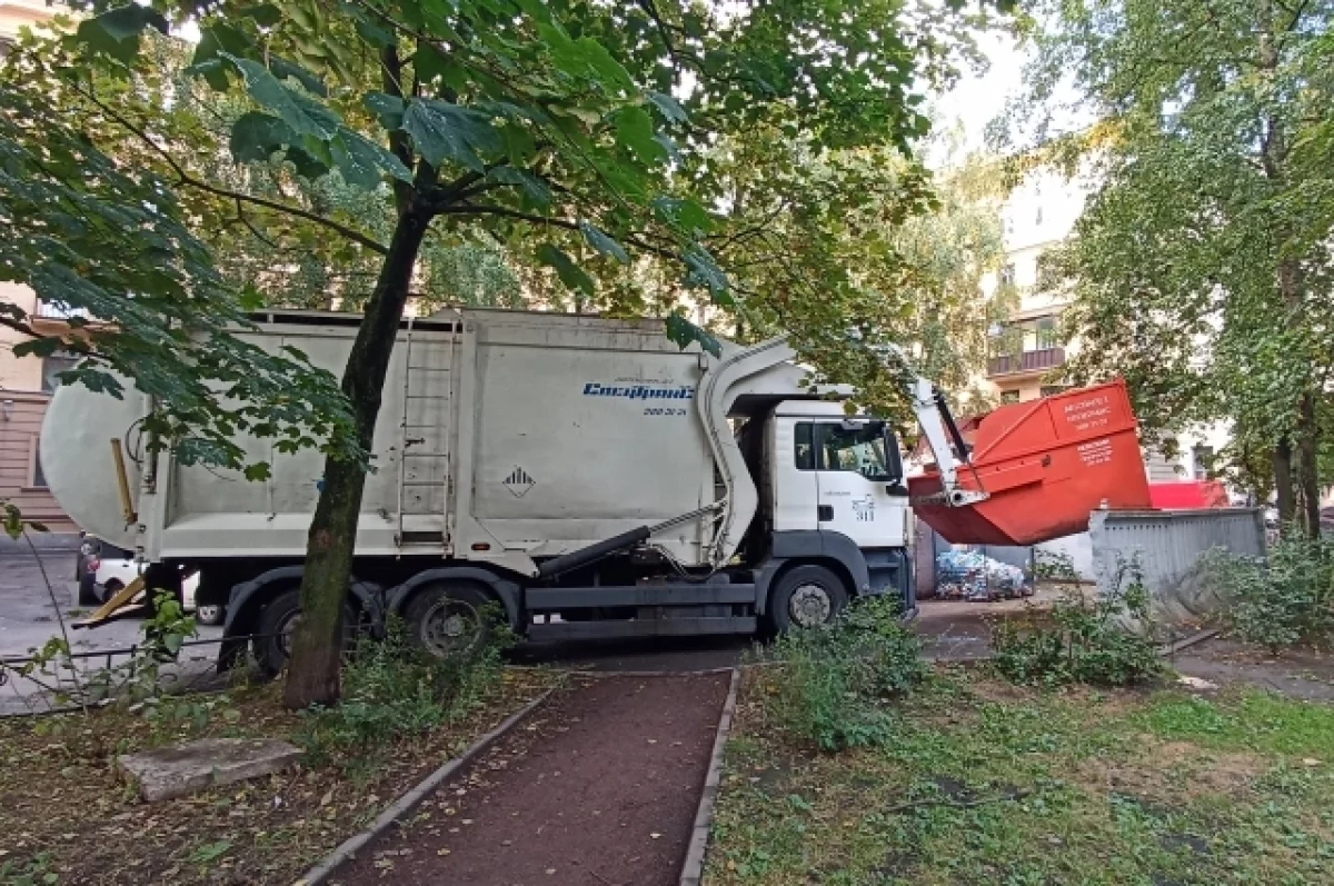 В Петербурге перестанут штрафовать за вывоз мусора во время «режима тишины»  | АиФ Санкт-Петербург