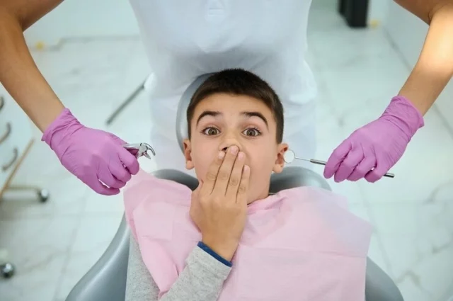 Многие дети у стоматологов добровольно рот не открывают.
