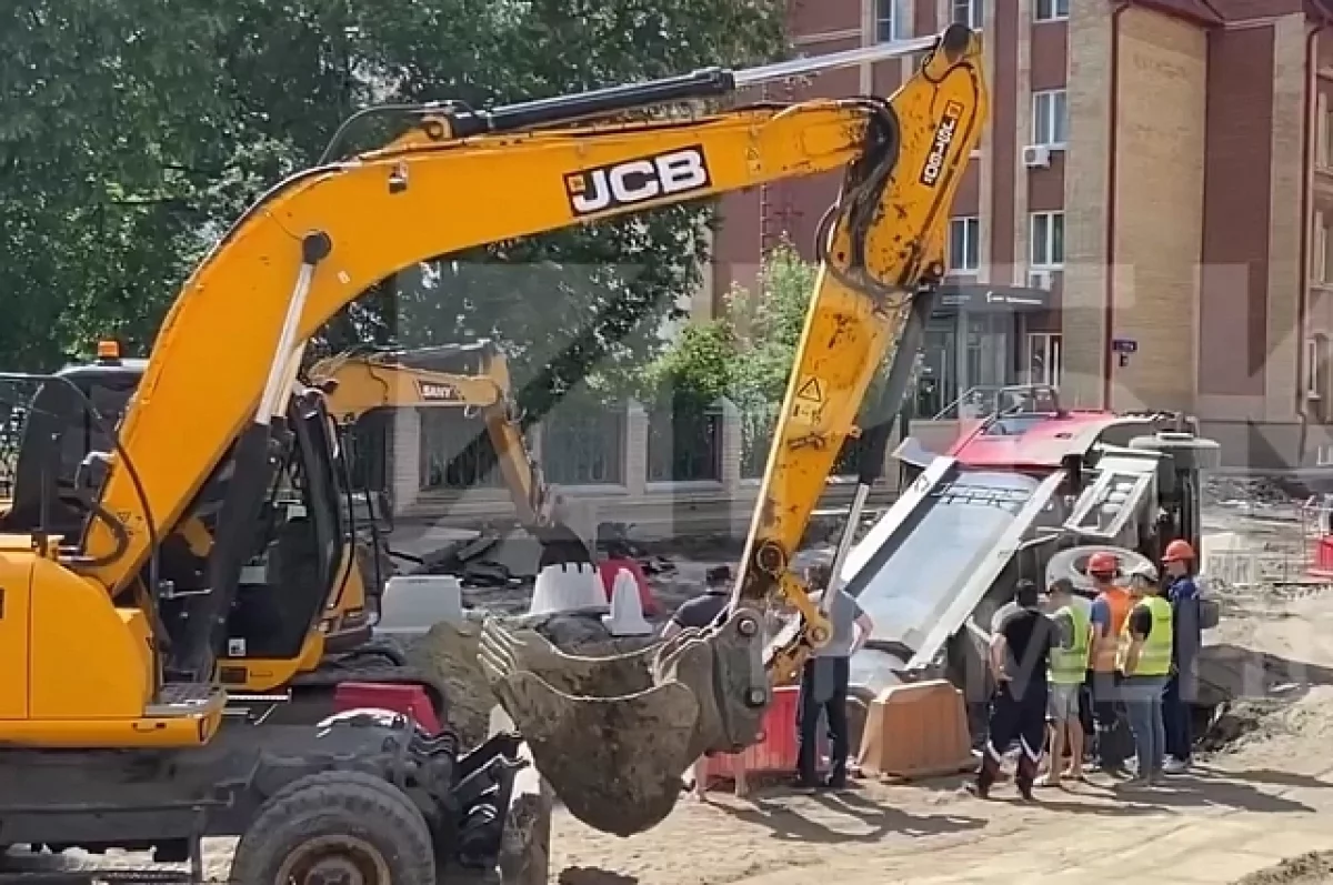 В центре Тюмени грузовик провалился под землю | АиФ Тюмень