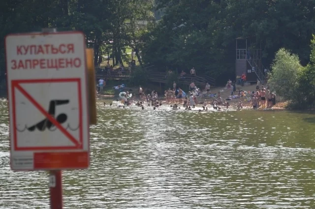 Официально в Петербурге водные процедуры можно принимать в одном водоёме. В Ленобласти мест чуть больше, но с каждой неделей этот список редеет.