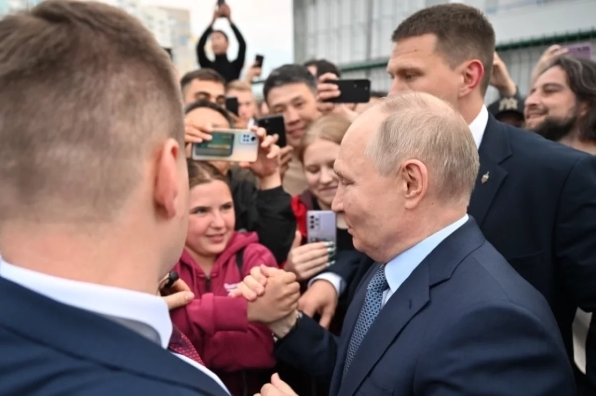 Путин пообщался с жителями Якутска и посетил стадион «Туймаада»
