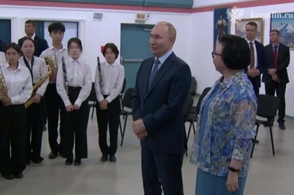 Учащиеся Высшей школы музыки Якутска подарили Путину его портрет