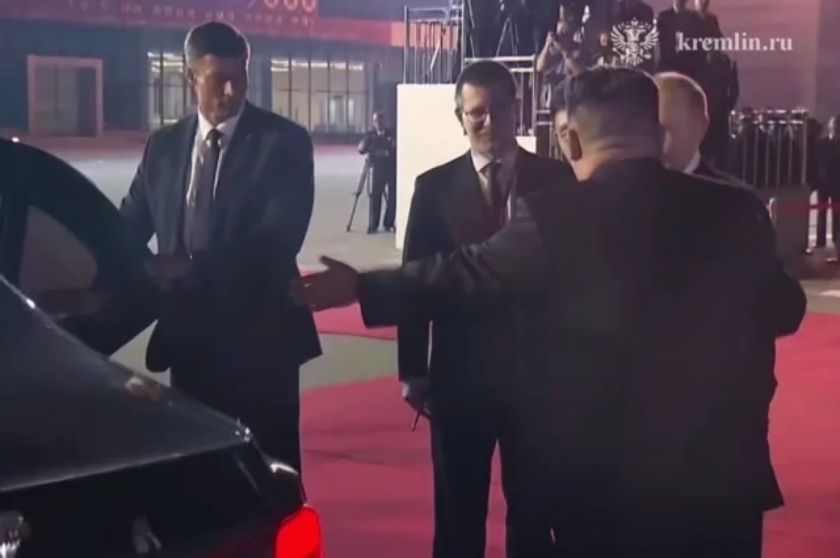 Путин и Ким Чен Ын уступили друг другу место в машине Aurus в Пхеньяне