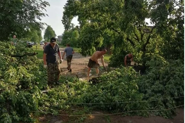 Восстановительные бригады работали всю ночь. 