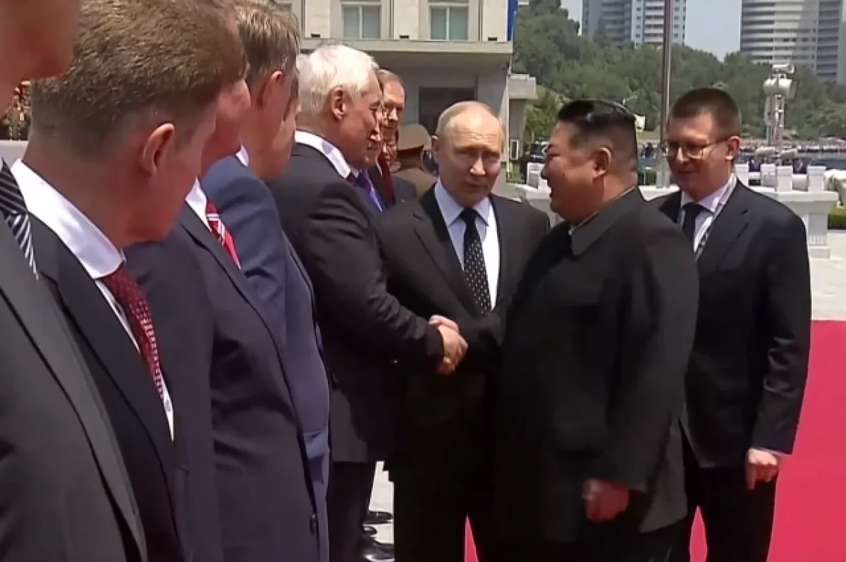 Ким Чен Ын уделил особое внимание Белоусову на торжественной церемонии
