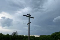 Крест находится недалеко от дома Виталия Манишина.