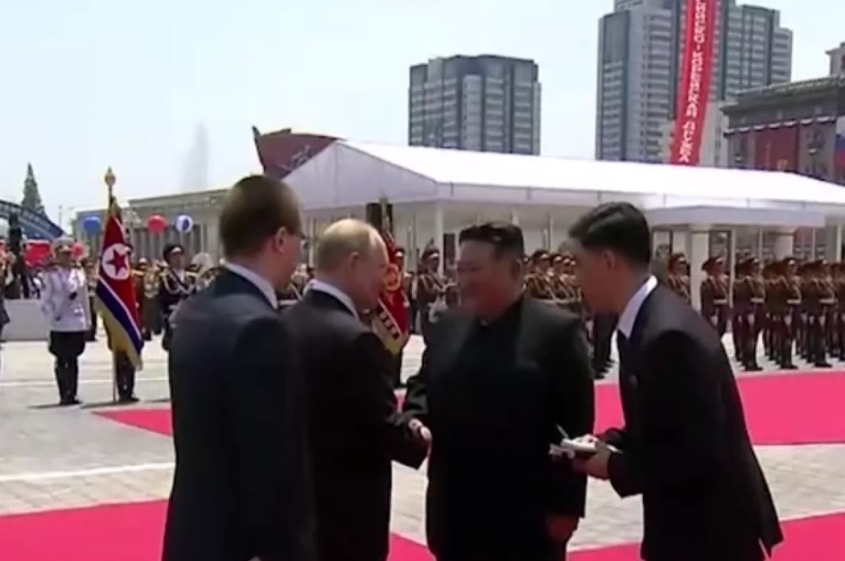 В Сети появились кадры официальной церемонии встречи Путина и Ким Чен Ына