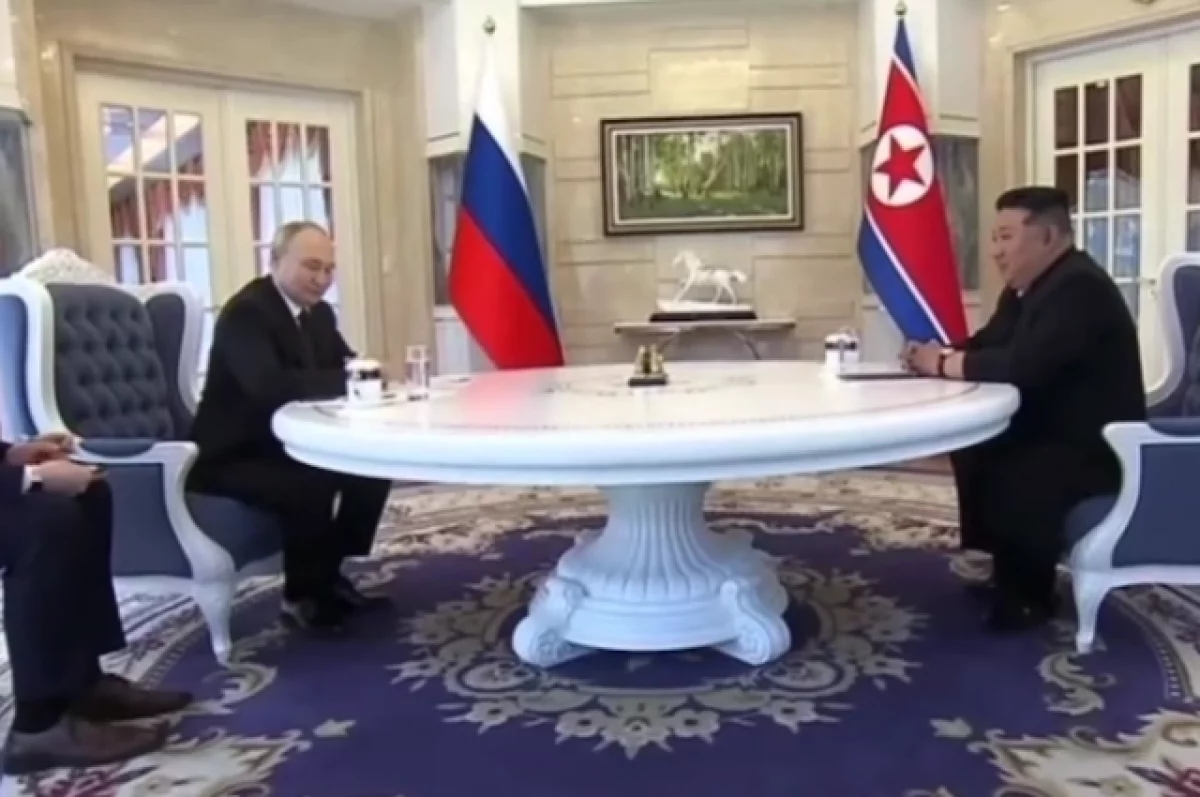 Опубликованы кадры общения Путина и Ким Чен Ына тет-а-тет