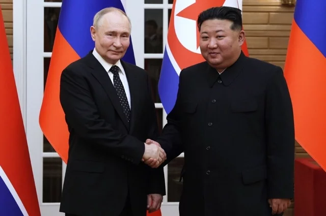 Президент РФ Владимир Путин и председатель государственных дел Корейской Народно-Демократической Республики Ким Чен Ын (справа)