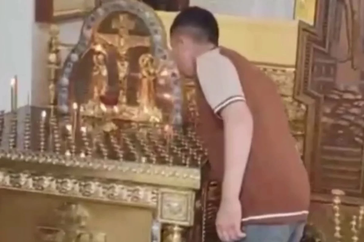 Мигрант напал на прихожанку и потушил свечи в храме в Москве