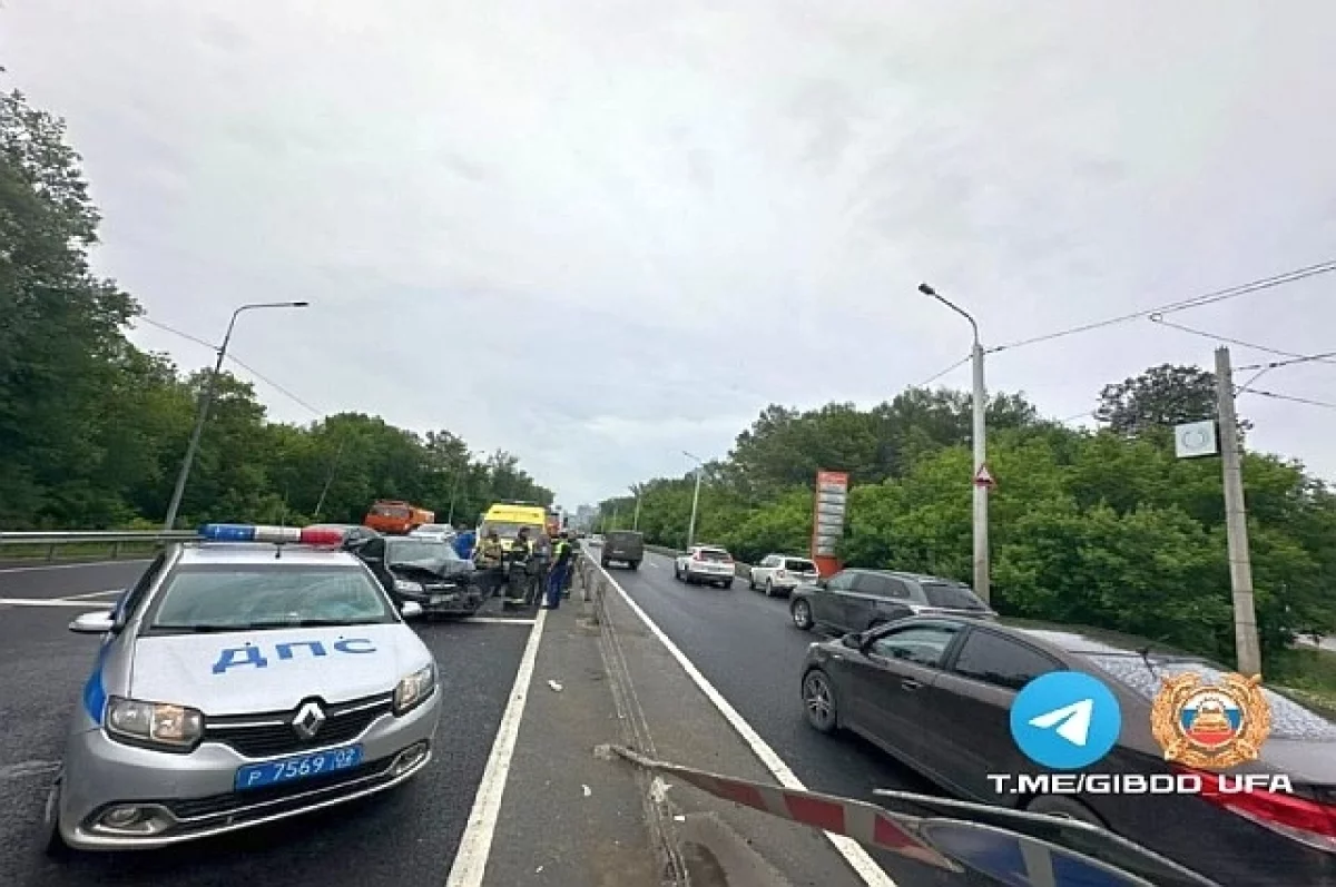 В Уфе попавший в ДТП автомобиль снес дорожный знак | АиФ Уфа