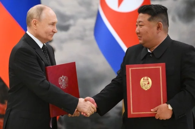 Президент РФ Владимир Путин и председатель государственных дел КНДР Ким Чен Ын во время подписания договора о всеобъемлющем стратегическом партнерстве.