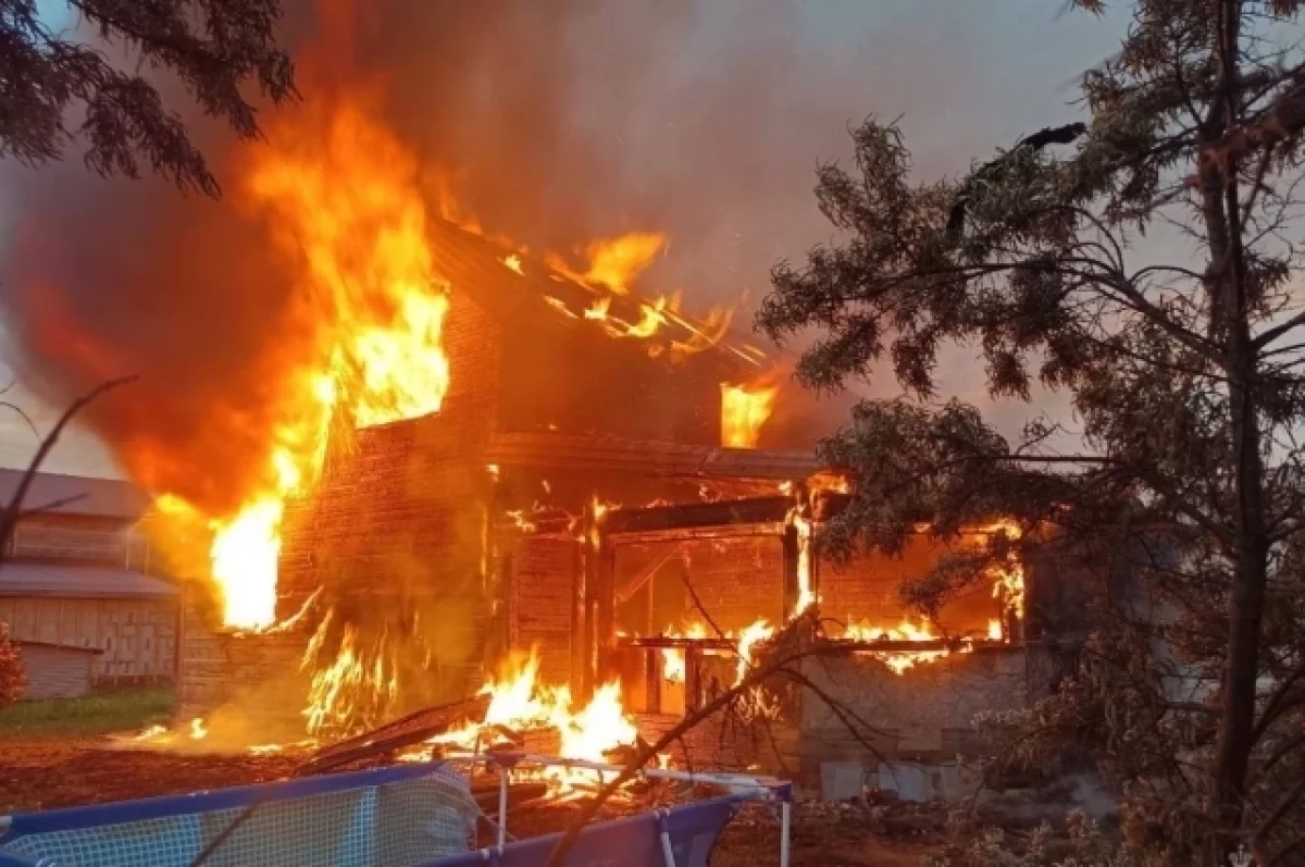 Два человека погибли при мощном пожаре в Архангельской области