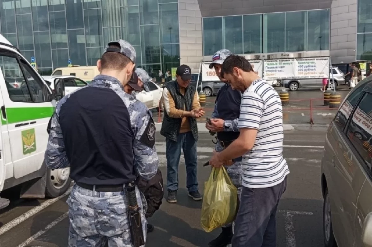 Более 60 незаконных мигрантов выдворили из Алтайского края