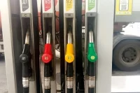 Дорогой бензин продавали на заправках в нескольких муниципалитетах округа.