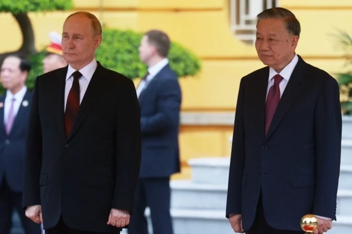 Путин и президент Вьетнама обменялись подписанными документами