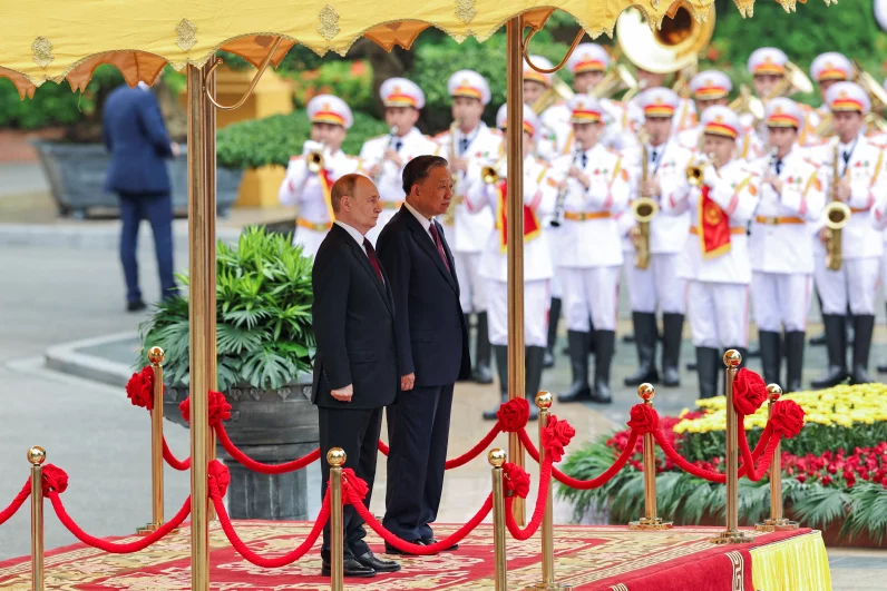 Президент РФ Владимир Путин и президент Социалистической Республики Вьетнам То Лам.