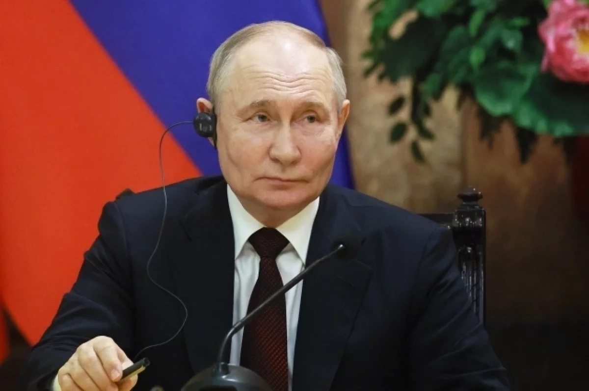 Путин рассказал о любимой песне на встрече с выпускниками вузов РФ в Ханое