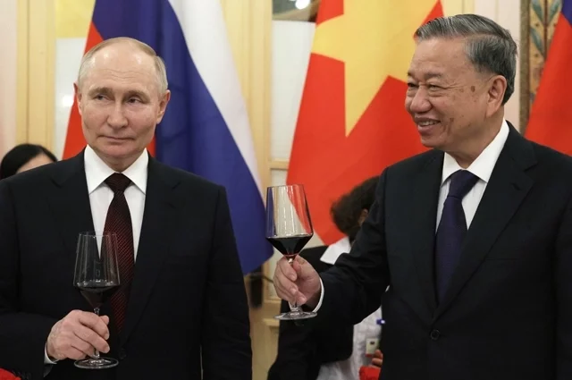 Президент РФ Владимир Путин и президент Социалистической Республики Вьетнам То Лам (справа)