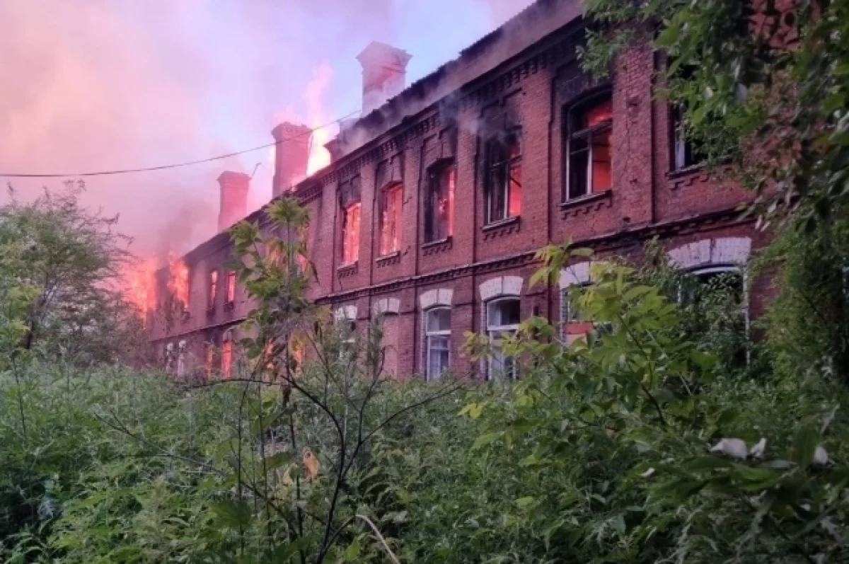 В Красноярске локализовали горящие казармы на площади 2 000 кв. метров |  АиФ Красноярск