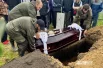 Когда гроб опускали в землю, мама убитой девочки рыдала: «За что?…»