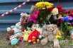 Жители города Топки несут к месту трагедии цветы и игрушки. 