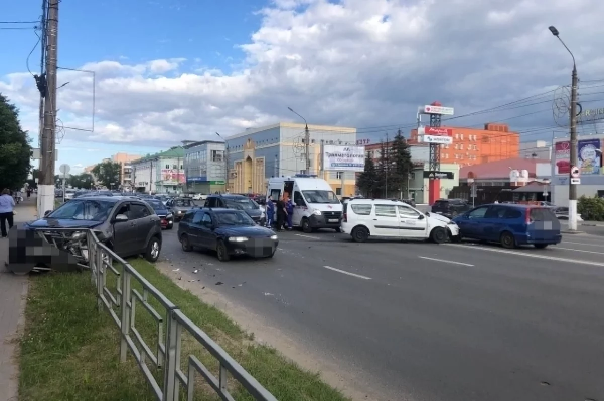 В Твери водителя доставили в больницу после массового ДТП | АиФ Тверь