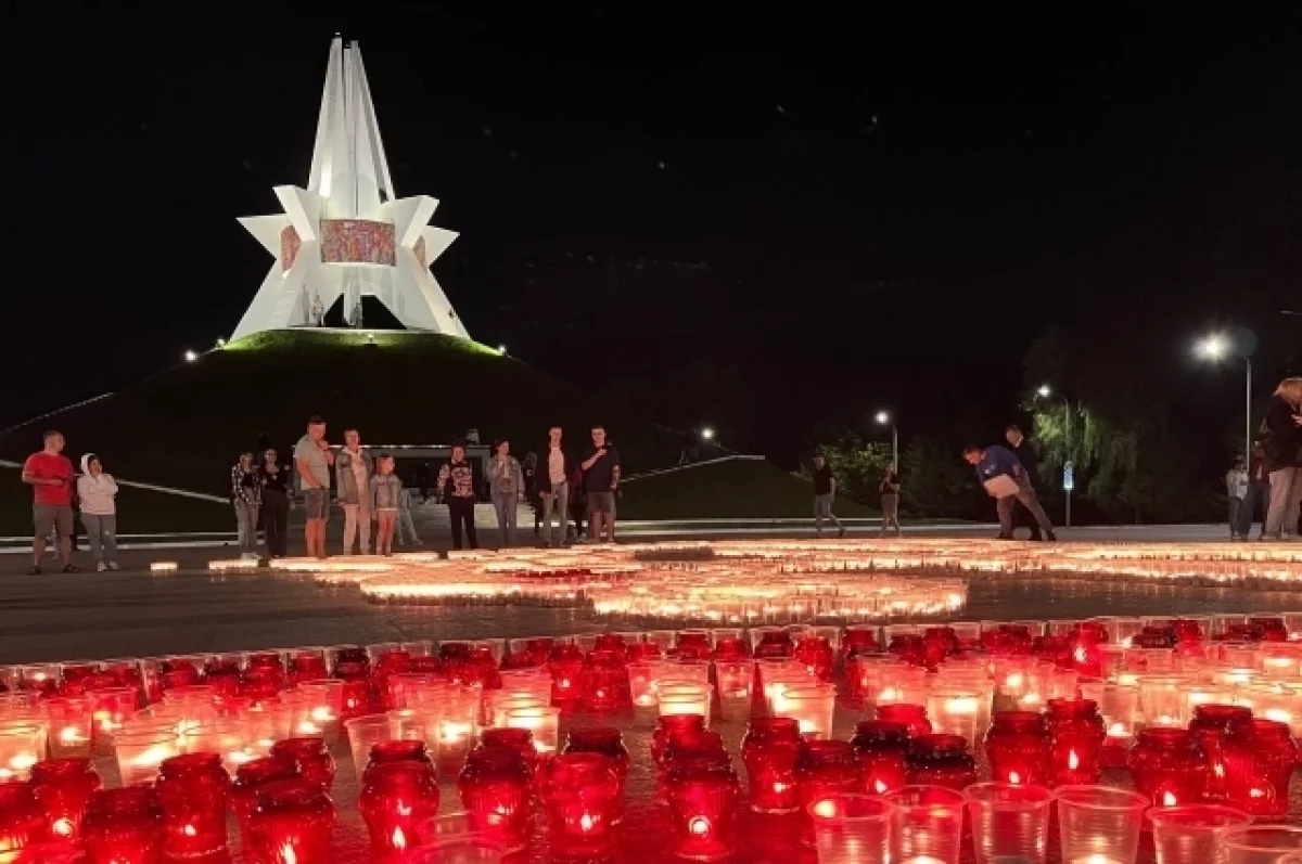 В День памяти и скорби в Брянске зажгли тысячи свечей