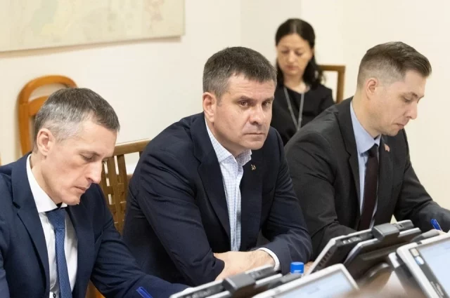 В качестве подозреваемого по этому делу проходит депутат Заксобрания Красноярского края Андрей Новак (в центре).