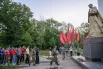 Участники акции «Свеча памяти» в парке имени Горького в Луганске.