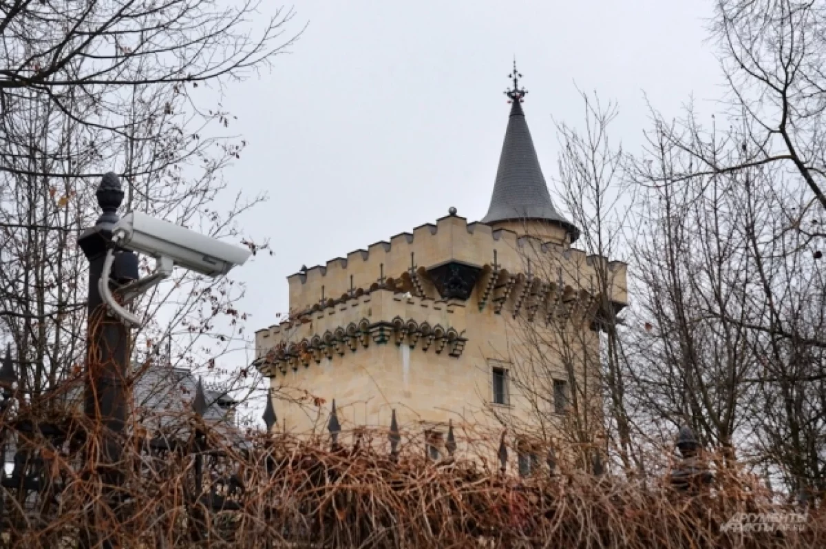 Алла Пугачева избежит высоких налогов на замок в Подмосковье