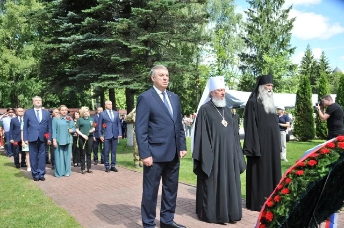 22 июня в Брянске возложили цветы к могиле Неизвестного солдата