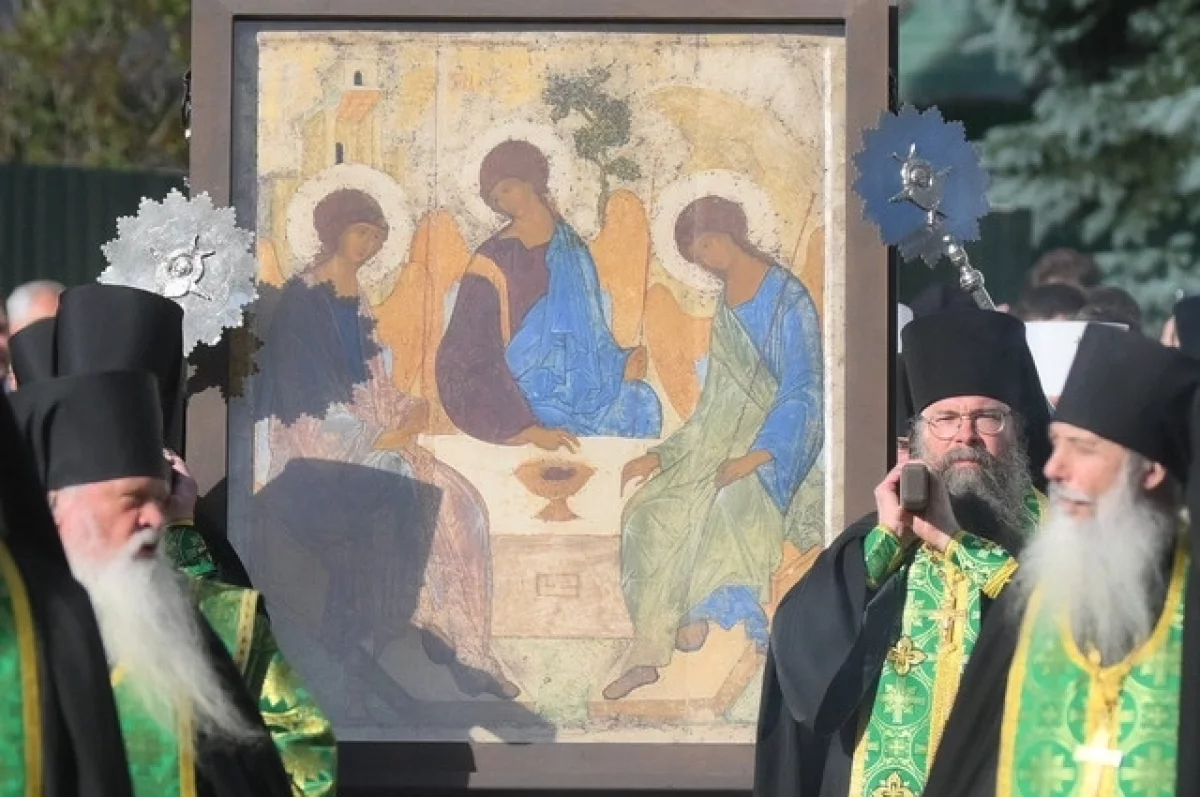 Икону «Троица» в Троицком соборе установили в киот с бронированным стеклом
