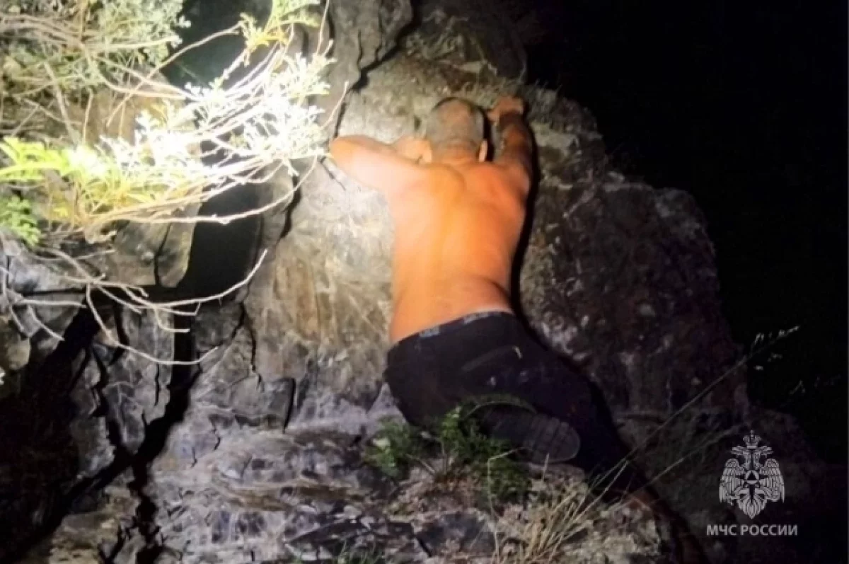 В Республике Алтай спасатели сняли со скалы туриста
