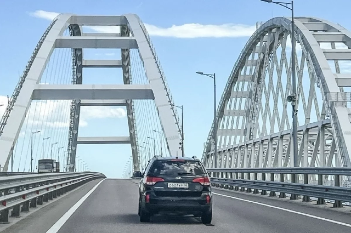 Около 600 автомобилей встали в пробку на подъездах к Крымскому мосту