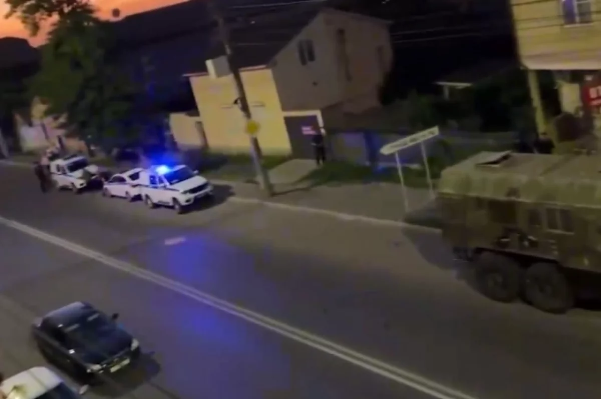 В Сети опубликовали кадры нападения на полицейских в Дербенте