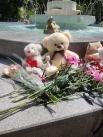 В городе появились стиихийные мемориалы. Жители города приносят цветы и игрушки к стеле Севастополя на аллее Городов-Героев, а также к фонтану в Комсомольском парке. 