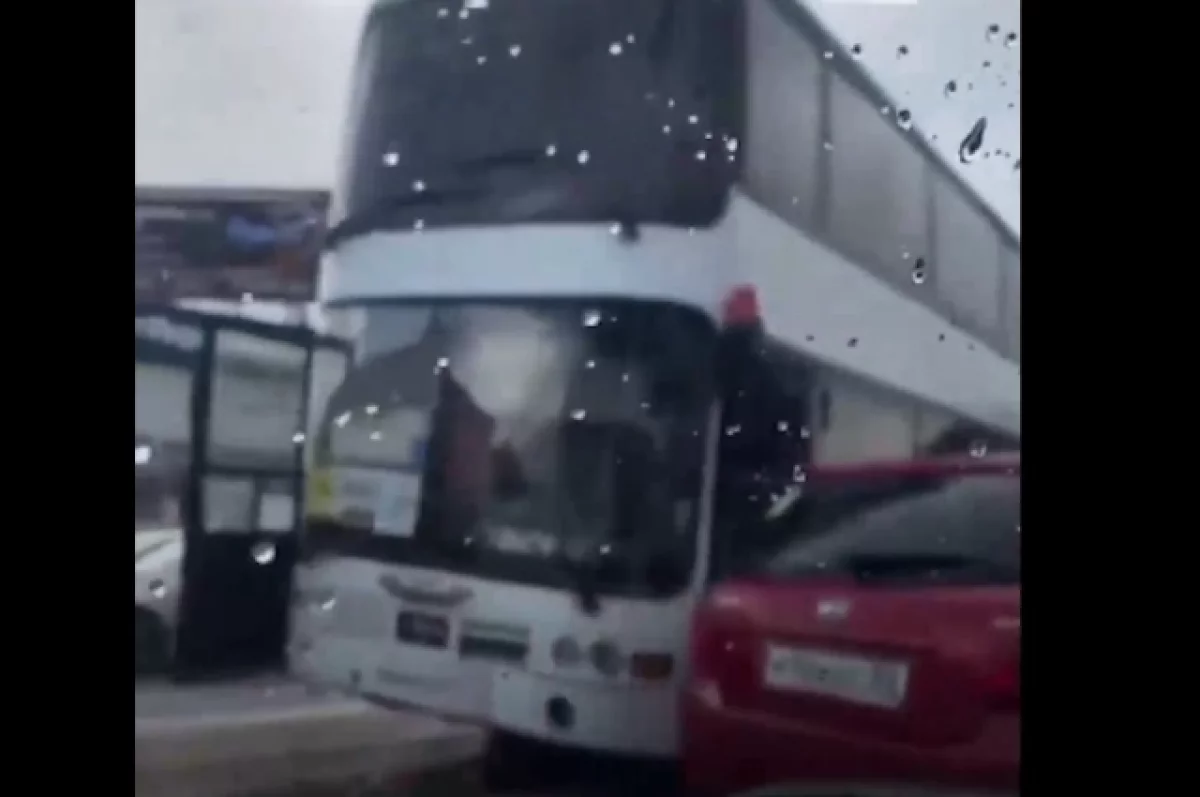 В центре Волгограда жуткие пробки из-за ДТП с 2-этажным автобусом | АиФ  Волгоград