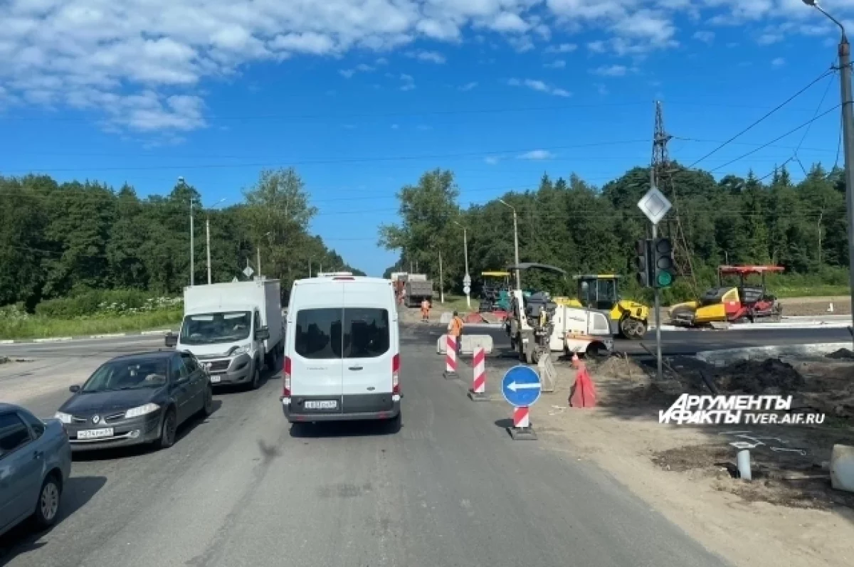 В Твери у Горбатого моста перекрыли часть дороги, собирается пробка | АиФ  Тверь