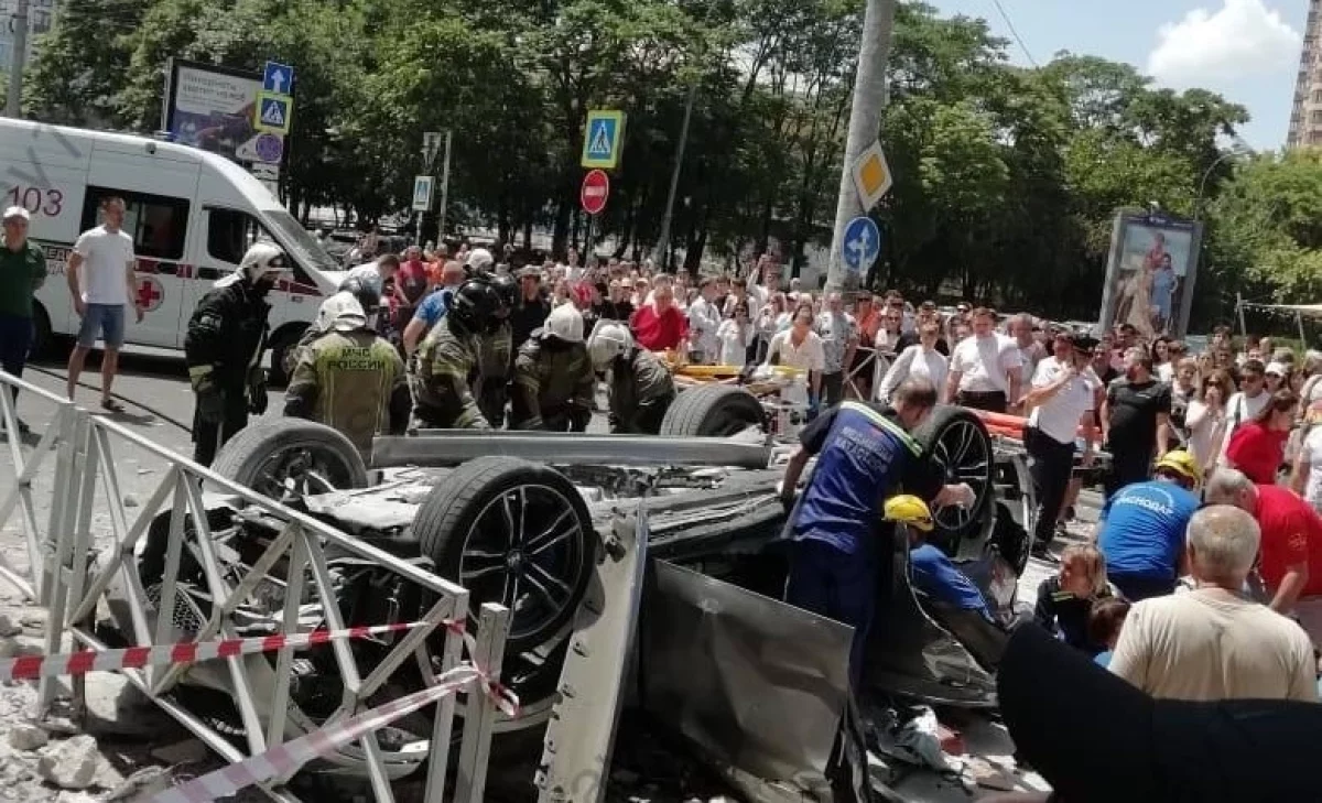 Трое погибли. В Краснодаре BMW рухнул с третьего этажа парковки ТЦ | АиФ  Краснодар