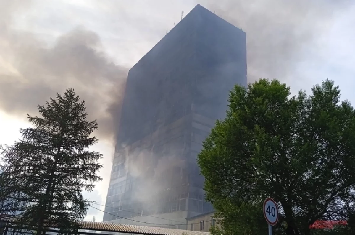 Здание во Фрязине, где накануне во время пожара погибли люди, снова горит